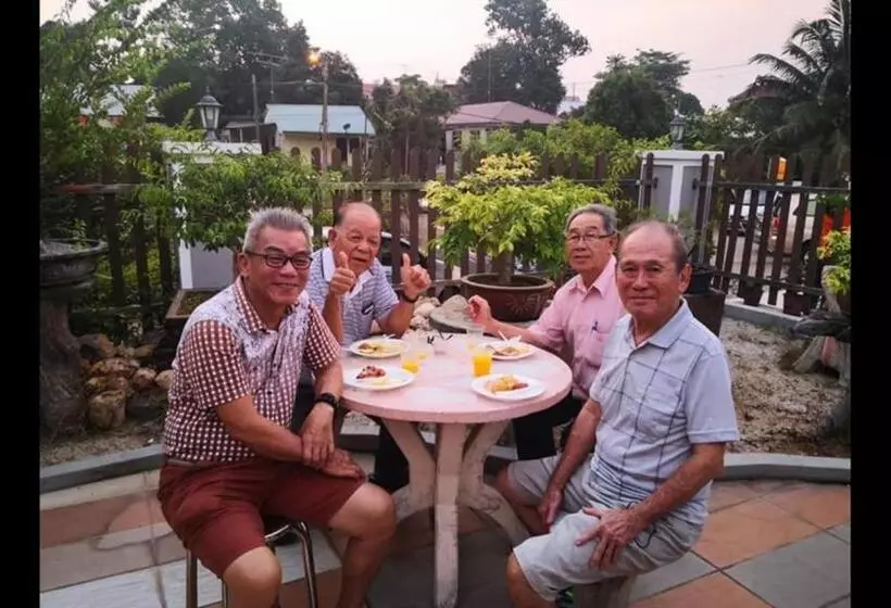 ペンション Bonsai Homestay Kluang   B17