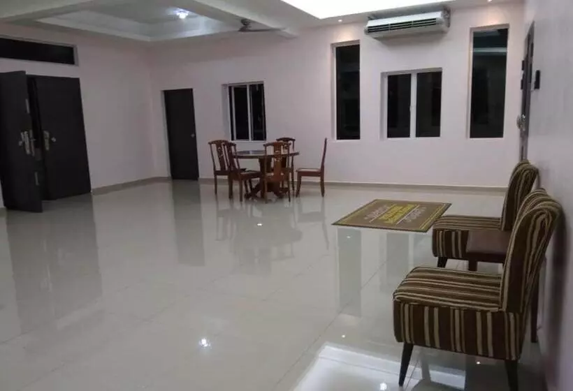 ペンション Bonsai Homestay Kluang   B17