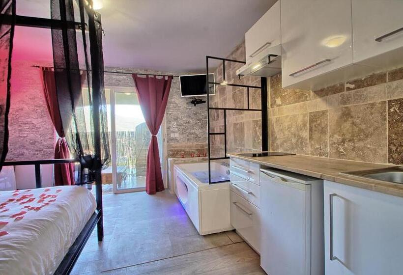 ペンション Romantique Cabane Perchée Avec Spa Vue Panoramique Le Mas Des Faraches Avec Sa Table D Hôte