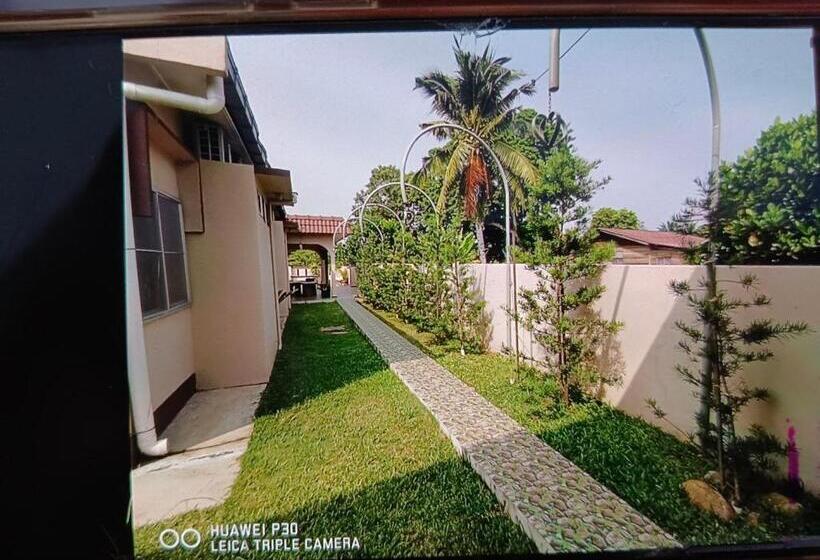 Pensionat Spacious Room In Gunung Ledang