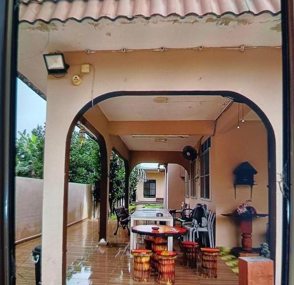 Pensionat Spacious Room In Gunung Ledang