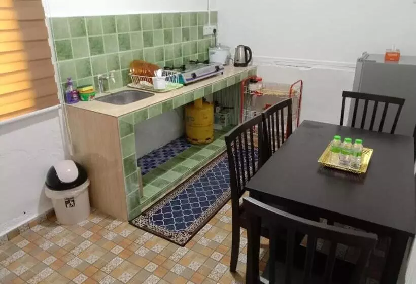 ペンション Waldan Homestsay Pantai Seberang Takir Unit D