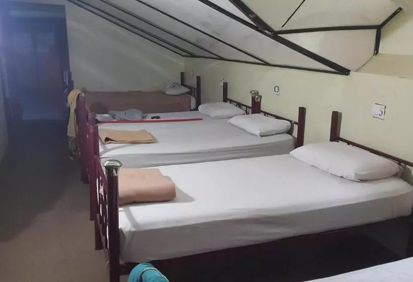 هاستل Alora Budget Inn