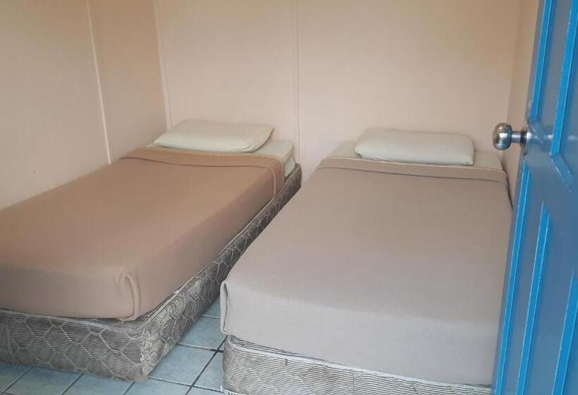 הוסטל Alora Budget Inn