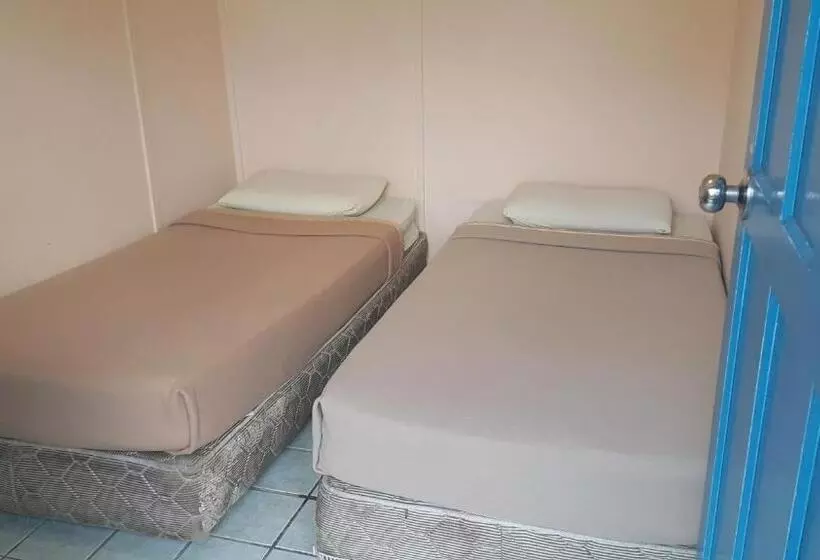 هاستل Alora Budget Inn