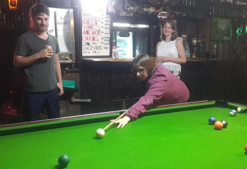 הוסטל Alora Budget Inn