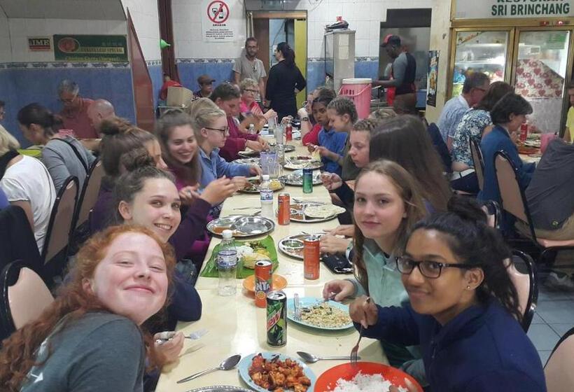 הוסטל Alora Budget Inn