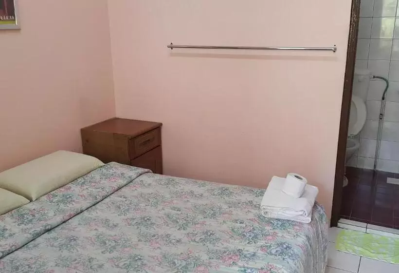 هاستل Alora Budget Inn