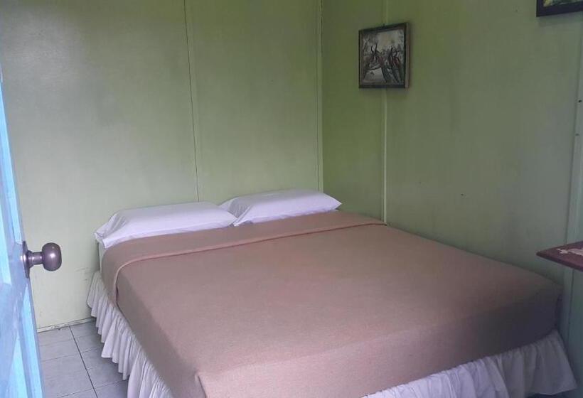 הוסטל Alora Budget Inn