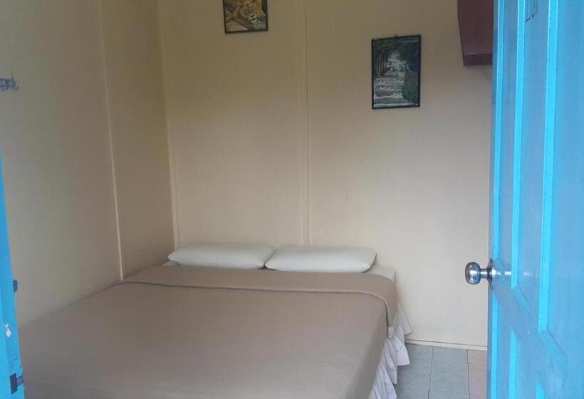 הוסטל Alora Budget Inn