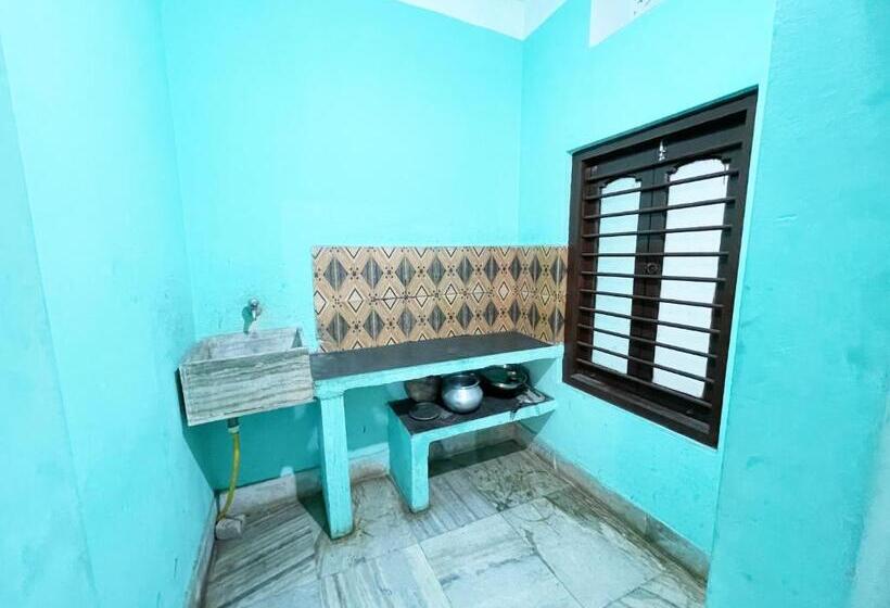 Отель Radha Krishna