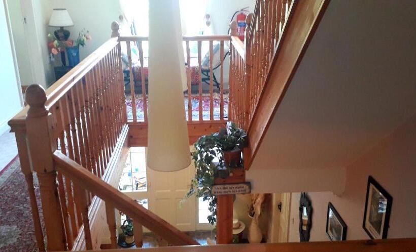 פנסיון Newlands Lodge