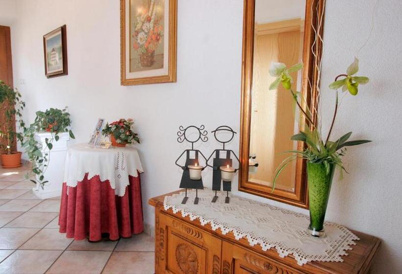 پانسیون Garni Hotel Dorothea