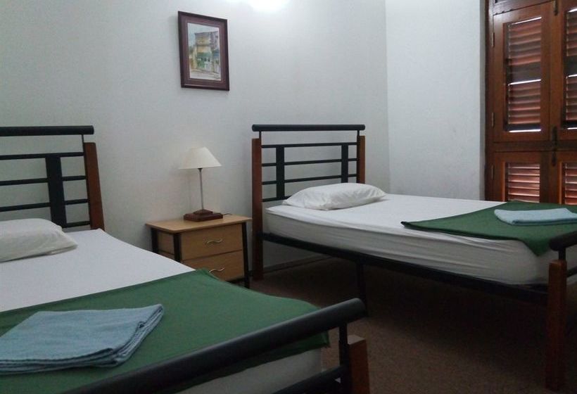 הוסטל Hutton Suites