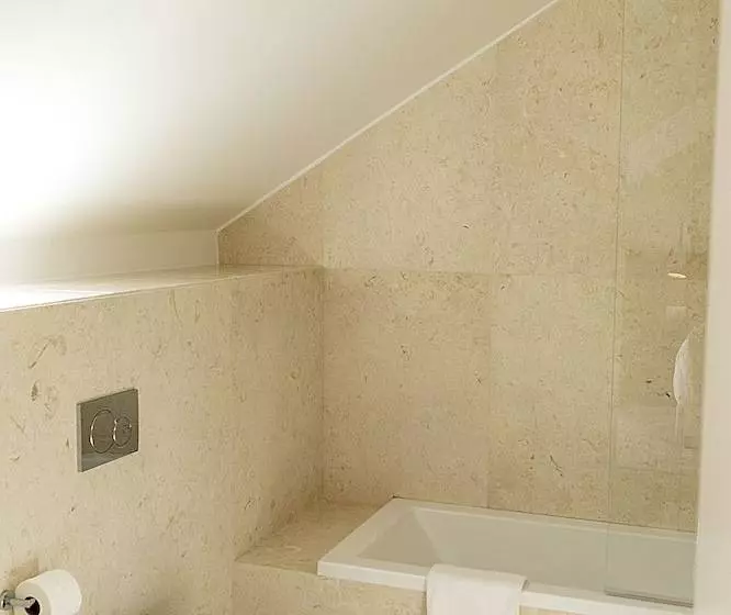 Flora Chiado Apartments