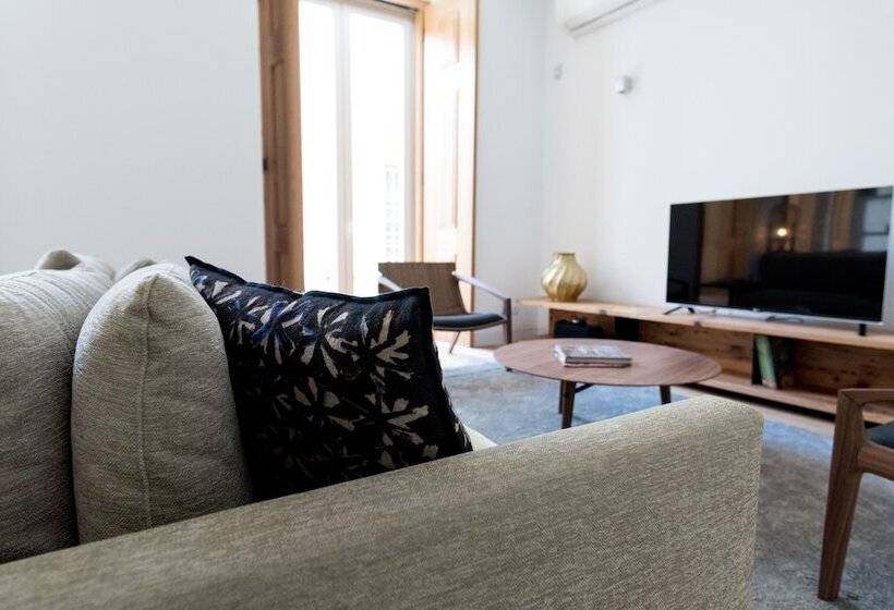 Flora Chiado Apartments