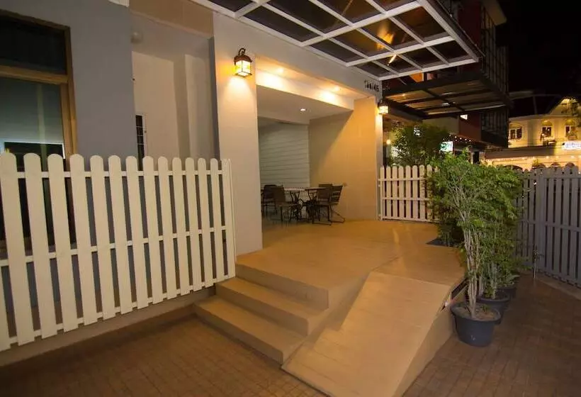 ホテル Prajaktra City Hostel