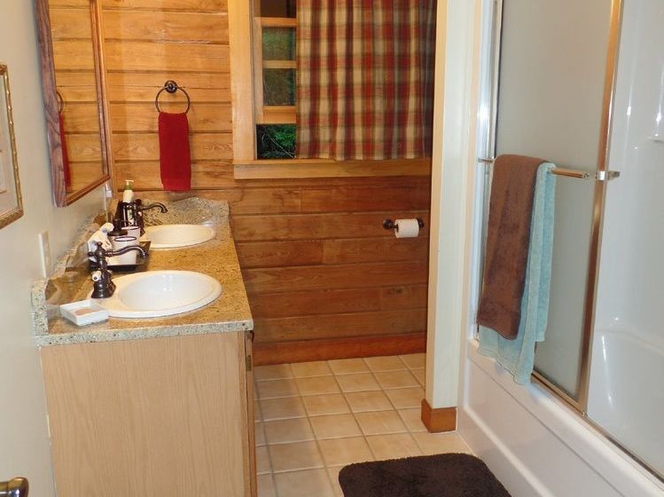 Creekside Paradise Bed And Breakfast