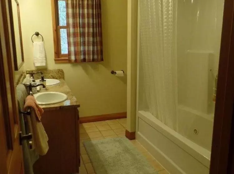 Creekside Paradise Bed And Breakfast