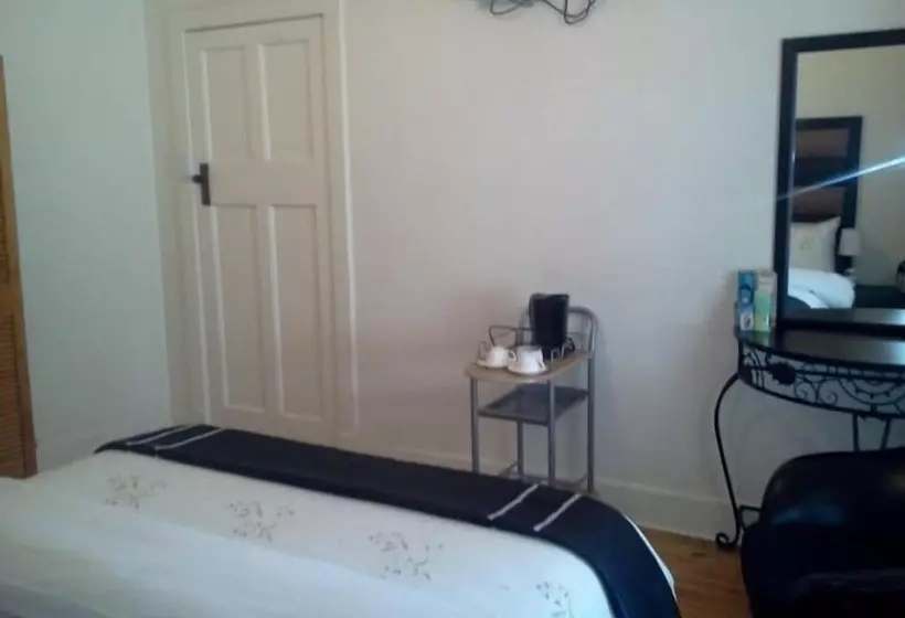 تختخواب و صبحانه Franchise Guest House