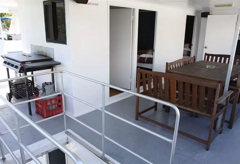 Hotelli Boyds Bay Houseboat Holidays