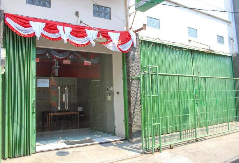 בית מלון כפרי Green Apple Residence Near Sarinah Mitra Reddoorz