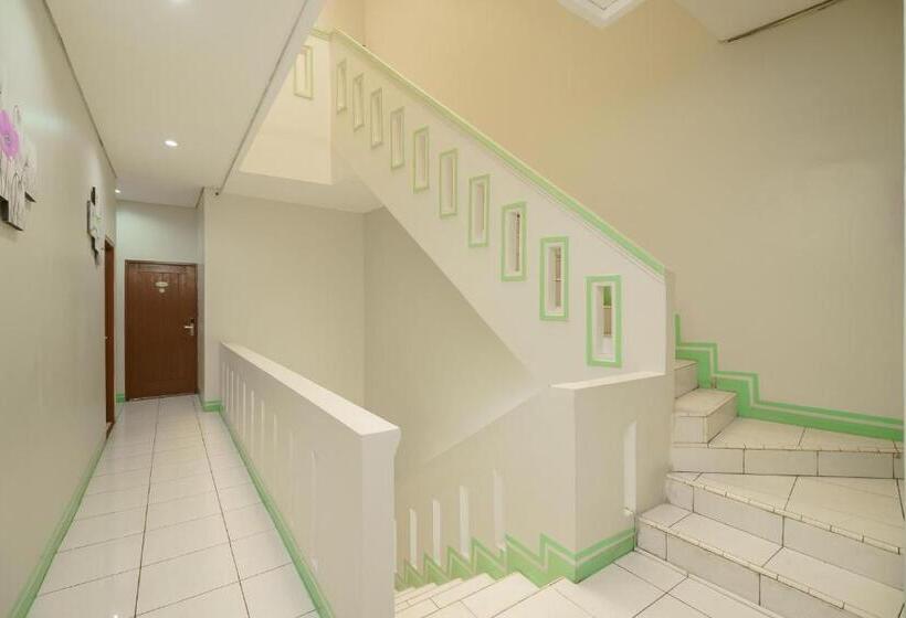 בית מלון כפרי Green Apple Residence Near Sarinah Mitra Reddoorz