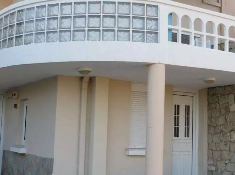 Nicolas Apartments