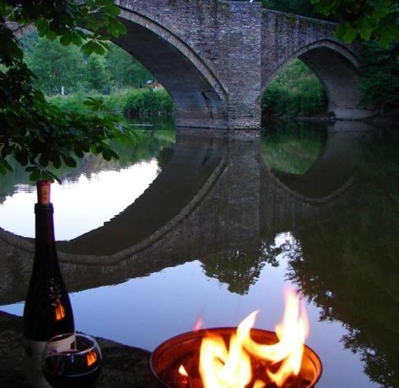 تختخواب و صبحانه Golden Lion