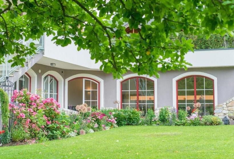 Landhotel Hubengut Bed And Breakfast