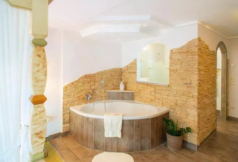 Landhotel Hubengut Bed And Breakfast