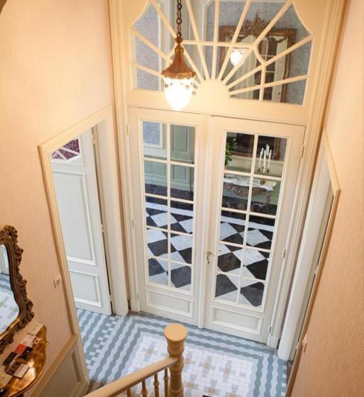 تختخواب و صبحانه La Porte Cochère