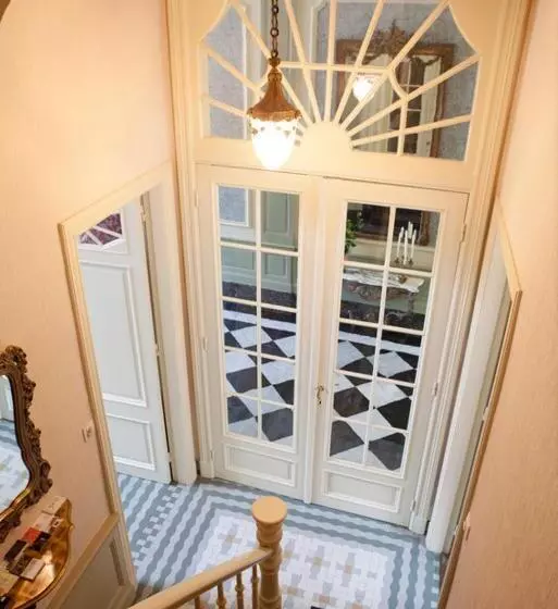 تختخواب و صبحانه La Porte Cochère