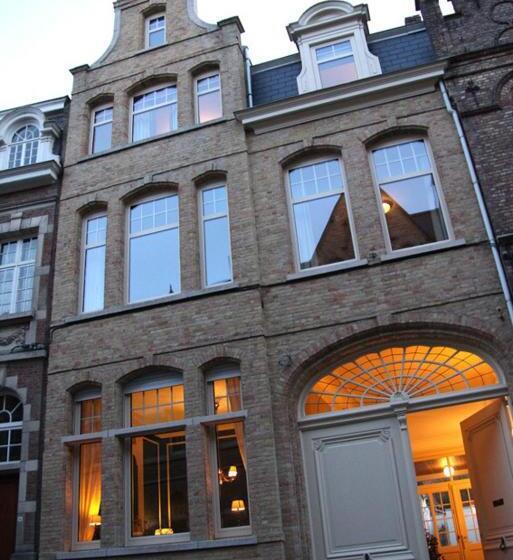 تختخواب و صبحانه La Porte Cochère