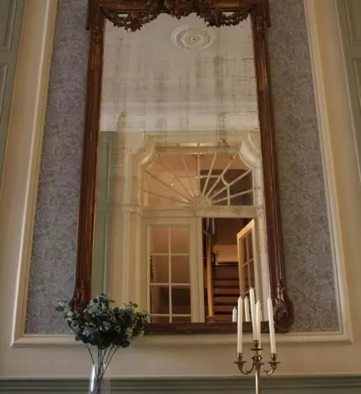 تختخواب و صبحانه La Porte Cochère