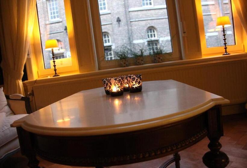 تختخواب و صبحانه La Porte Cochère