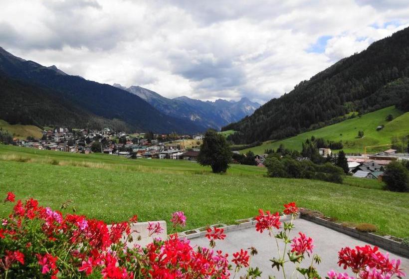 مبيت وإفطار Landhaus Strolz