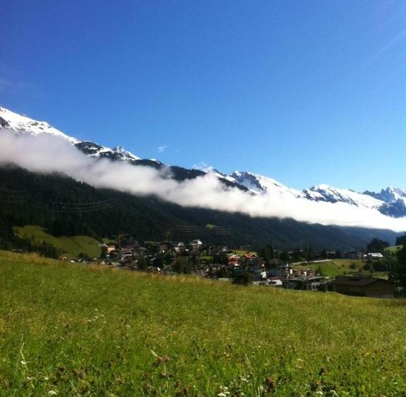 مبيت وإفطار Landhaus Strolz