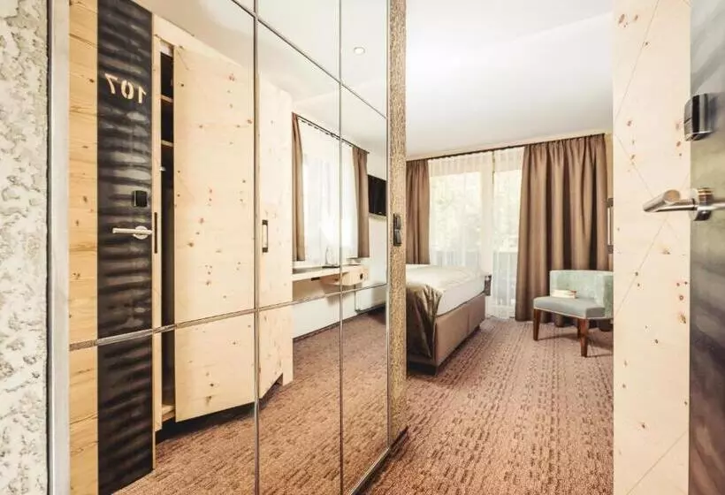 Hotelli Bergkristall Zillertal   Adults Only 16 Years Plus