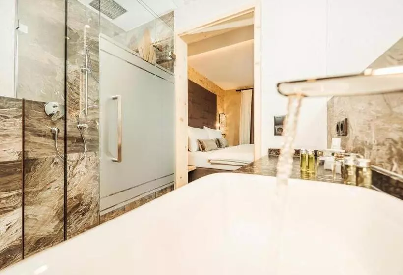 Hotelli Bergkristall Zillertal   Adults Only 16 Years Plus