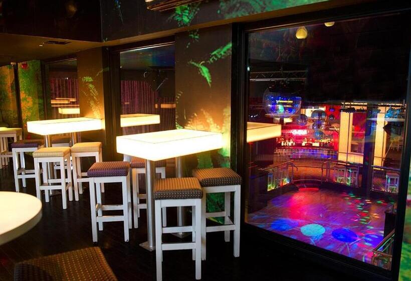 Отель Westenra Arms