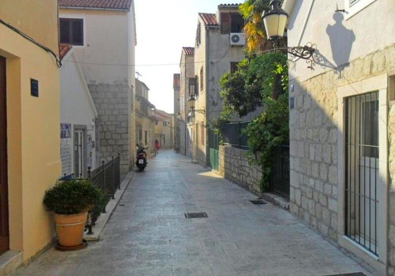 ホテル Apartments Villa Dube