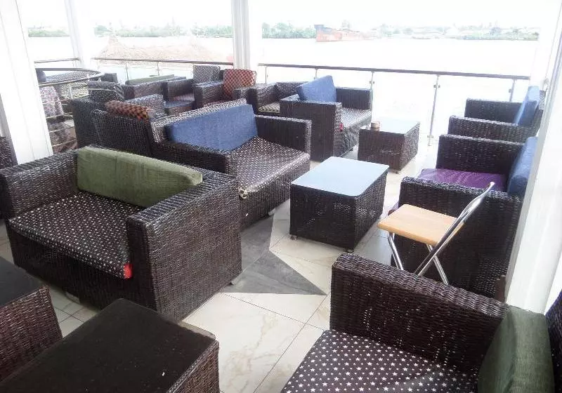 هتل Ocean Breeze Suites
