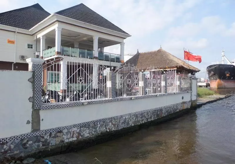 هتل Ocean Breeze Suites