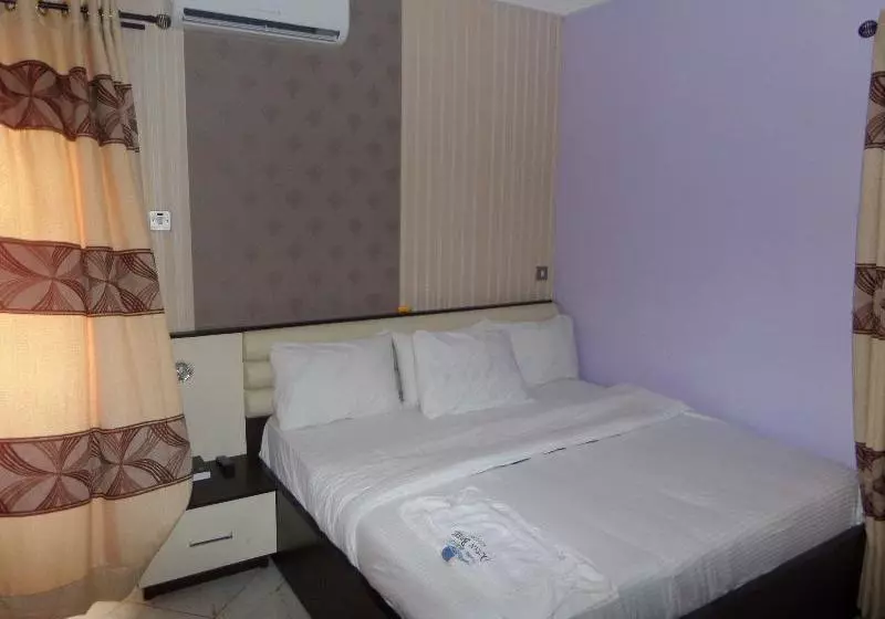 هتل Ocean Breeze Suites