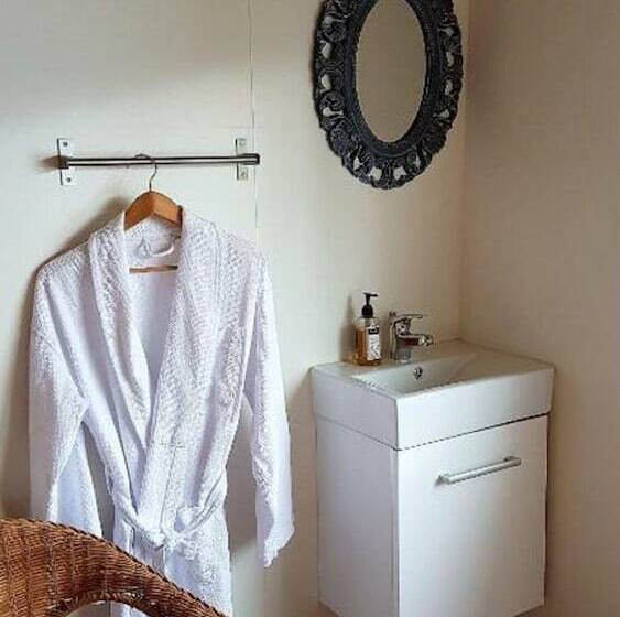 تختخواب و صبحانه Harbour Inn  Guesthouse