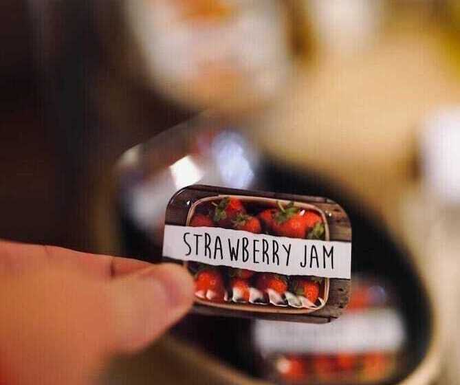 تختخواب و صبحانه Milk Factory