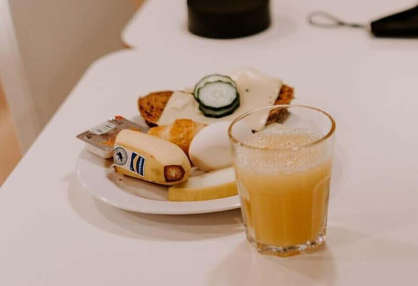 تختخواب و صبحانه Milk Factory