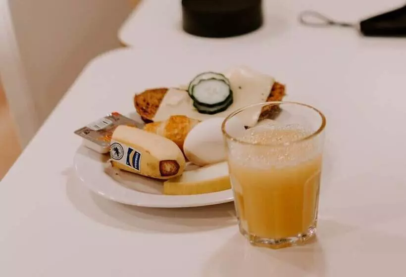 تختخواب و صبحانه Milk Factory