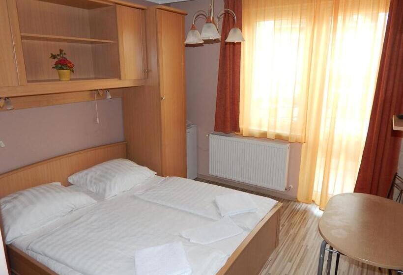 تختخواب و صبحانه Major Panzió és étterem